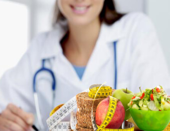 This image contains a doctor and fruits which define healthy, tranceformfitness.com a leading gym and fitness club in Pune